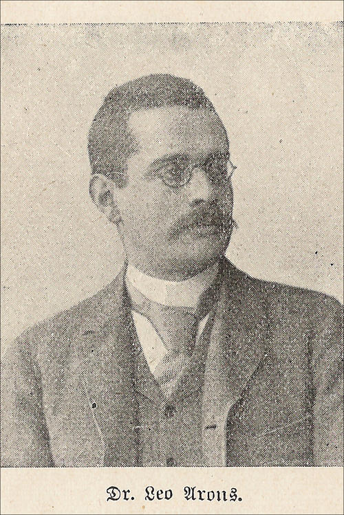 Die Bibliothek des Physikers und Politikers Leo Arons war vermutlich von den Nationalsozialisten beschlagnahmt worden. Als 2014 in der Campusbibliothek in Dahlem ein Buch mit dem Stempel „Dr. Leo Arons“ auftauchte, nahmen Mitarbeiter die Fährte auf.