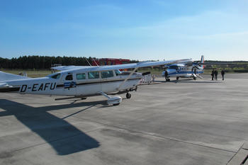 Die Forschungsflugzeuge von Freier Universität (vorne) und dem Deutschen Zentrum für Luft- und Raumfahrt Oberpfaffenhofen (hinten) vor Beginn der Messflüge.