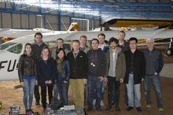 Die Gruppe um Thomas Ruhtz (6.v.l.) vor der Cessna der Freien Universität.