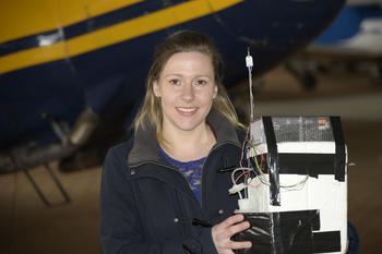 Mirjam den Hoed mit dem Sensor, der in das Forschungsflugzeug eingebaut worden ist.