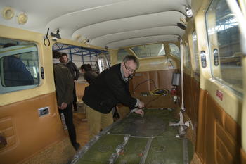 Thomas Ruhtz bereitet das Forschungsflugzeug für den Einbau der Sensoren vor.