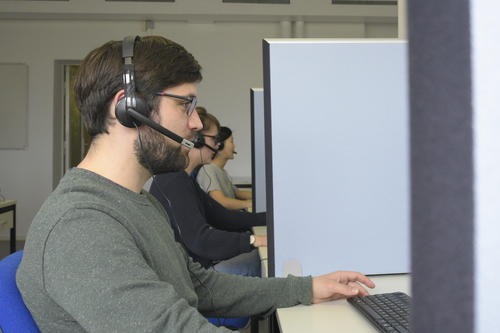 Christian Strippel (vorn) ist wissenschaftlicher Mitarbeiter von Professor Martin Emmer. Er hat die Telefonzentrale auf dem Campus Lankwitz mit eingerichtet.
