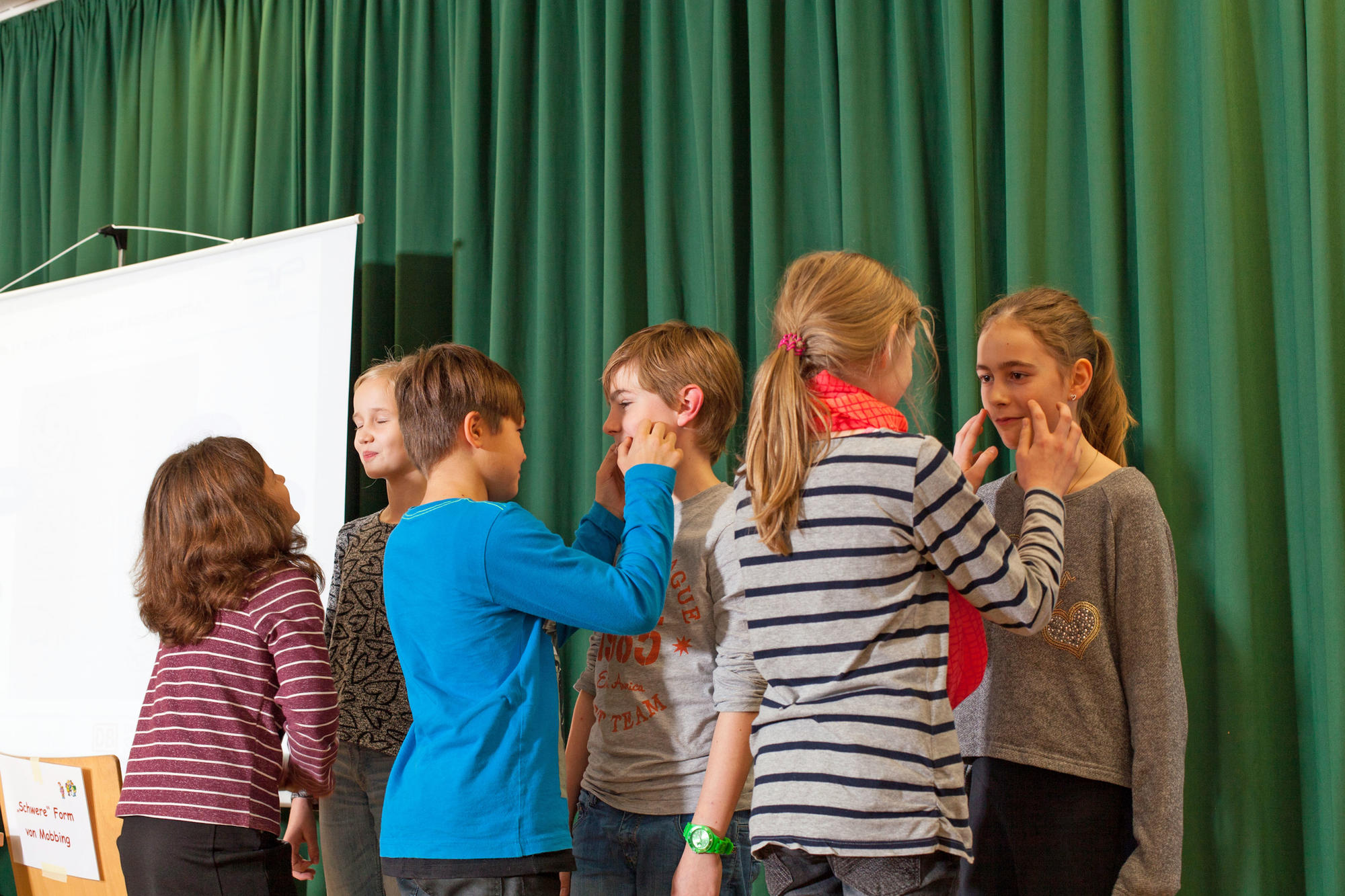 "Gefühle erkennen": Grundschulkinder bei einer Übung aus dem Fairplayer-Manual.