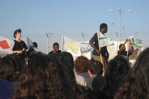 Ausschnitt aus einem Theaterprojekt von Chen Alon und Avi Mograbi in einem israelischen Aufnahmelager für Asylsuchende (Holot Detention Centre, im Jahr 2015).