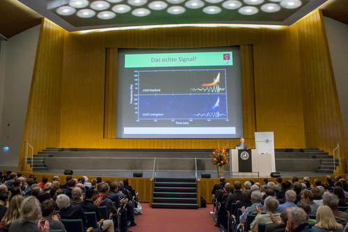 Klänge aus dem Universum: Professor Karsten Danzmann zeigte dem Publikum bei der 16. Einstein Lecture, wie sich Schwarze Löcher anhören.