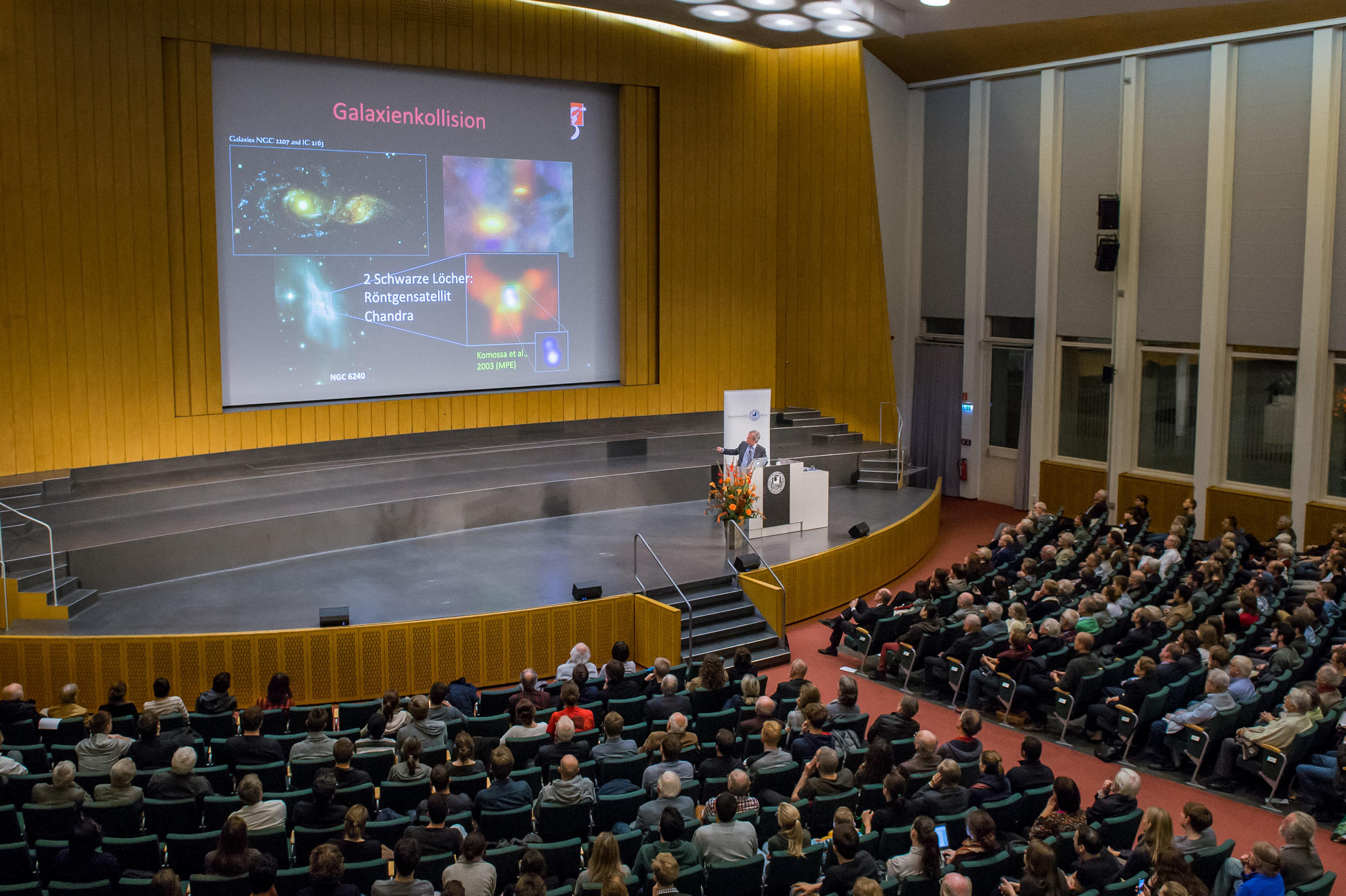 Wenn Galaxien kollidieren: Danzmann zeigte eindrücklich, wie Gravitationswellen im Universum entstehen.