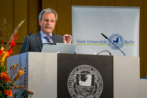 Karsten Danzmann ist Direktor des Instituts für Gravitationsphysik der Max-Planck-Gesellschaft (Albert-Einstein-Institut) und Direktor des Instituts für Gravitationsphysik der Leibniz Universität Hannover.