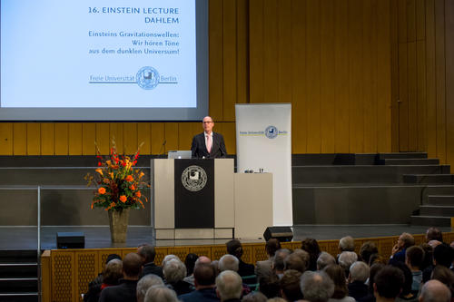 Professor Peter-André Alt, Präsident der Freien Universität Berlin, begrüßt den Gastredner und das Publikum zur 16. Einstein Lecture.