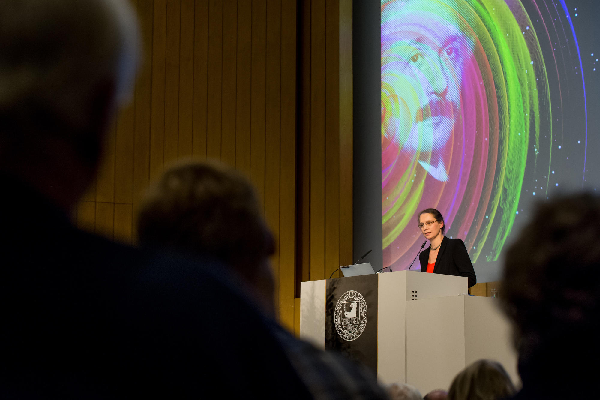 Professorin Stephanie Reich, Dekanin des Fachbereichs Physik, hält an diesem Abend die Einführungsrede.