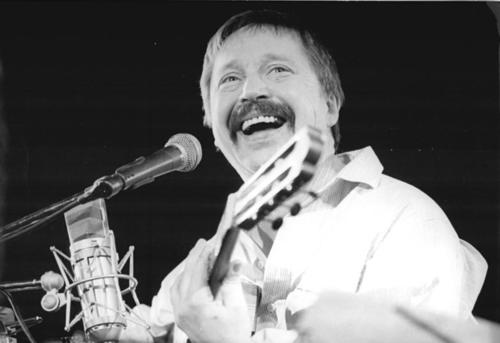Der Liedermacher Wolf Biermann bei einem Konzert in Leipzig 1989. Nach jahrelangem Auftrittsverbot war es das erste Konzert Biermanns in der DDR nach seiner Ausbürgerung 1976.