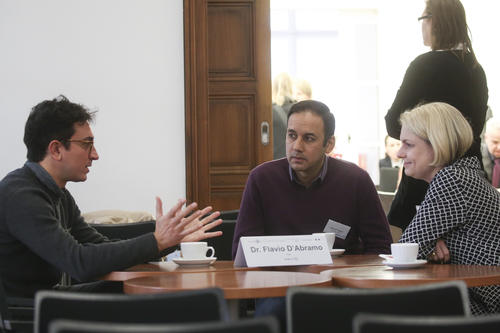 DynAge PostDoc Flavio D‘Abramo (l.) im Round-Table-Gespräch mit Professor Ashraf Kagee (M.) von der Stellenbosch University und Professorin Nina Knoll (r.).