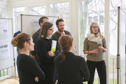 Posterausstellung im Rahmen der "Forschungsorientierten Lehre“: Die Studierenden Marie Henke (r.) und Paul Mendez (M.) präsentierten ihre DynAge-Projektarbeit.