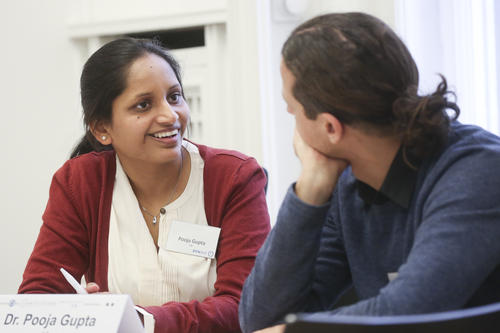 DynAge PostDoc Pooja Gupta (l.) eröffnete den Konferenzvormittag mit ihrem Vortrag.