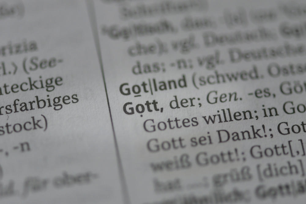Großschreibung im Deutschen: Anfangs wurden nur besonders wichtige Wörter groß geschrieben, zum Beispiel „Gott“. Wann und warum hat sich aber die konseqente Großschreibung aller Substantive durchgesetzt?