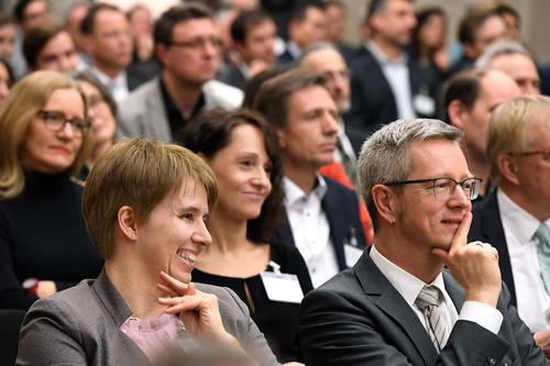 Die Kanzlerin der Freien Universität Andrea Bör und Günter Ziegler. Der Mathematikprofessor der Freien Universität wurde 2001 mit dem Leibniz-Preis geehrt.