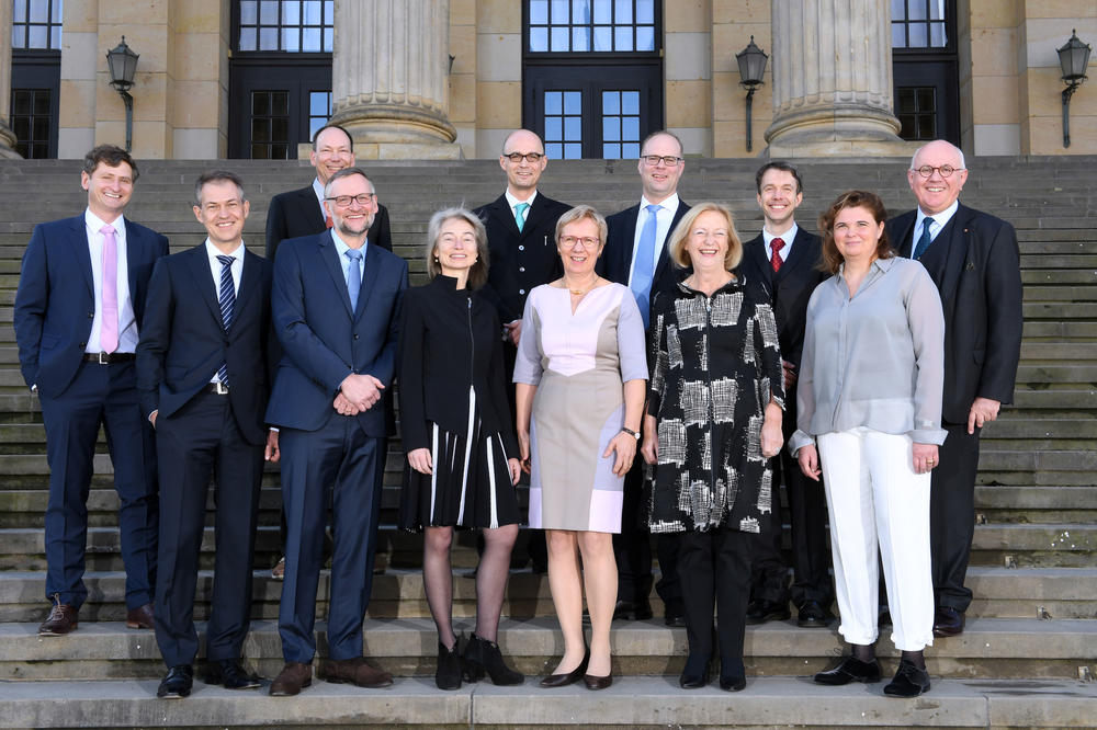 Die Preisträgerinnen und Preisträger des Leibniz-Preis 2017 mit der Bundesministerin für Bildung und Forschung Johanna Wanka (1. Reihe, 2. v. r.), links neben ihr Bremens Wissenschaftssenatorin Eva Quante-Brandt und DFG-Präsident Peter Strohschneider