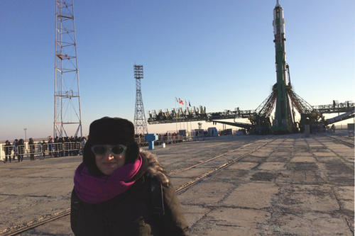 Paola Castaño interessiert sich für die wissenschaftlichen Untersuchungen, die im „Weltraumlabor“ der Rakete durchgeführt werden.