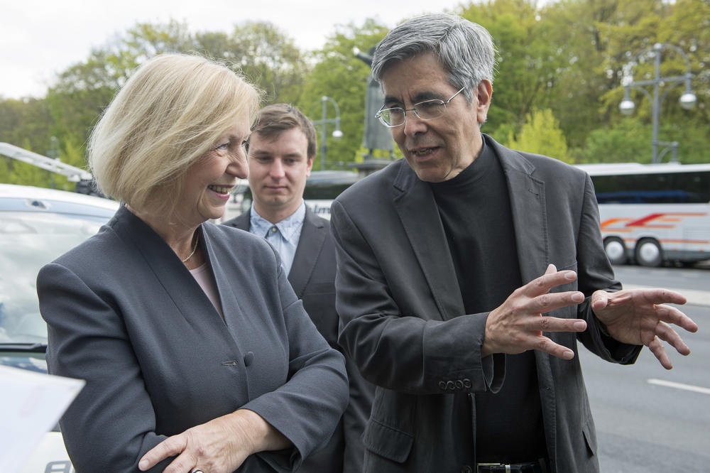 Raúl Rojas und Johanna Wanka im Gespräch.