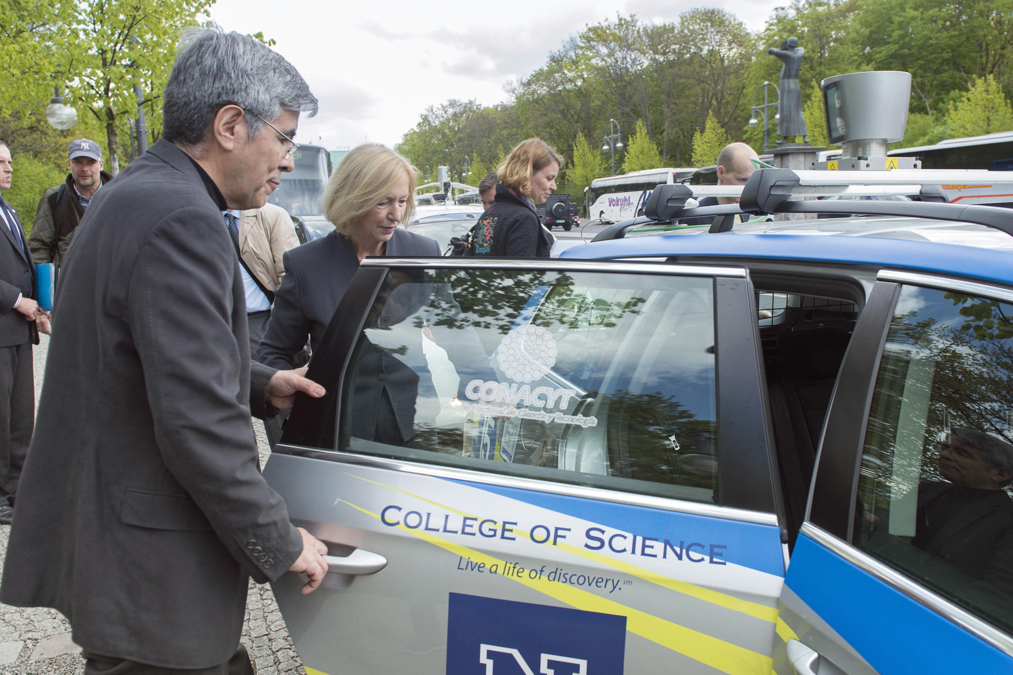 Raúl Rojas und Johanna Wanka vor der Fahrt.