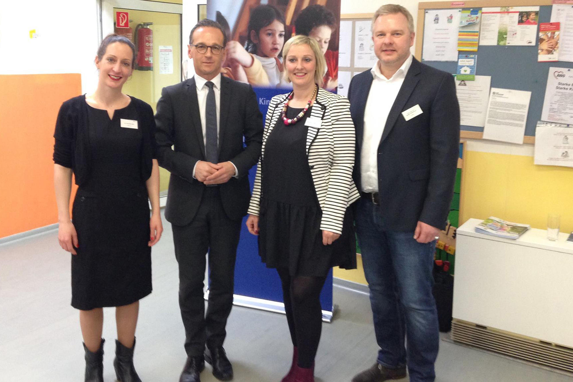 Prof. Dr. H. Scheithauer, Freie Universität (r.), Katharina Hepke, Papilio e.V. (2.v.r.) mit Justizminister Heiko Maas, dessen Ministerium „Papilio Integration“ fördert. Links: Dr. Charlotte Peter, Papilio e.V.