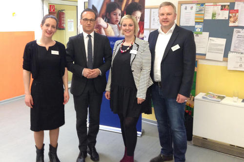 Prof. Dr. H. Scheithauer, Freie Universität (r.), Katharina Hepke, Papilio e.V. (2.v.r.) mit Justizminister Heiko Maas, dessen Ministerium „Papilio Integration“ fördert. Links: Dr. Charlotte Peter, Papilio e.V.