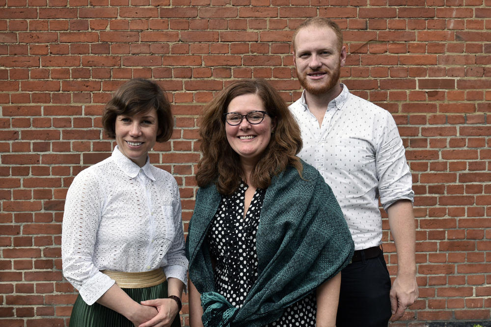 Aus drei Jahrgängen: Die gegenwärtige Berlin Program-Stipendiatin Dr. Candice Hamelin (links) sowie die Alumni Dr. Sara Hall und Dr. Jeremy DeWaal erforschen die Kunst und die Geschichte Deutschlands. 