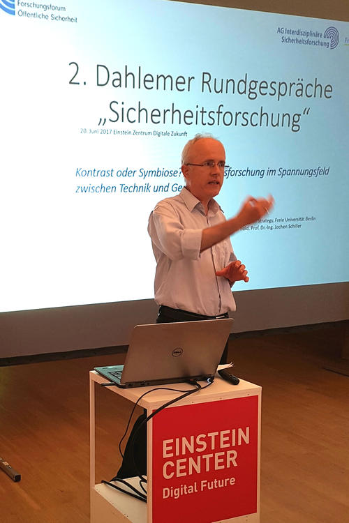 Informatikprofessor Dr. Jochen Schiller beim Zweiten Dahlemer Rundgespräch Sicherheitsforschung.