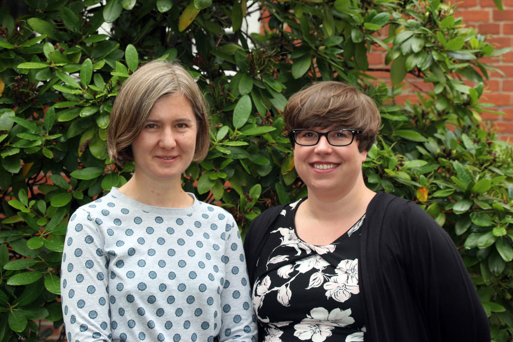 Agnieszka Wenninger und Christina Riesenweber vom Center für Digitale Systeme (CeDiS) beraten Forschende zum Thema Open Access an der Freien Universität.