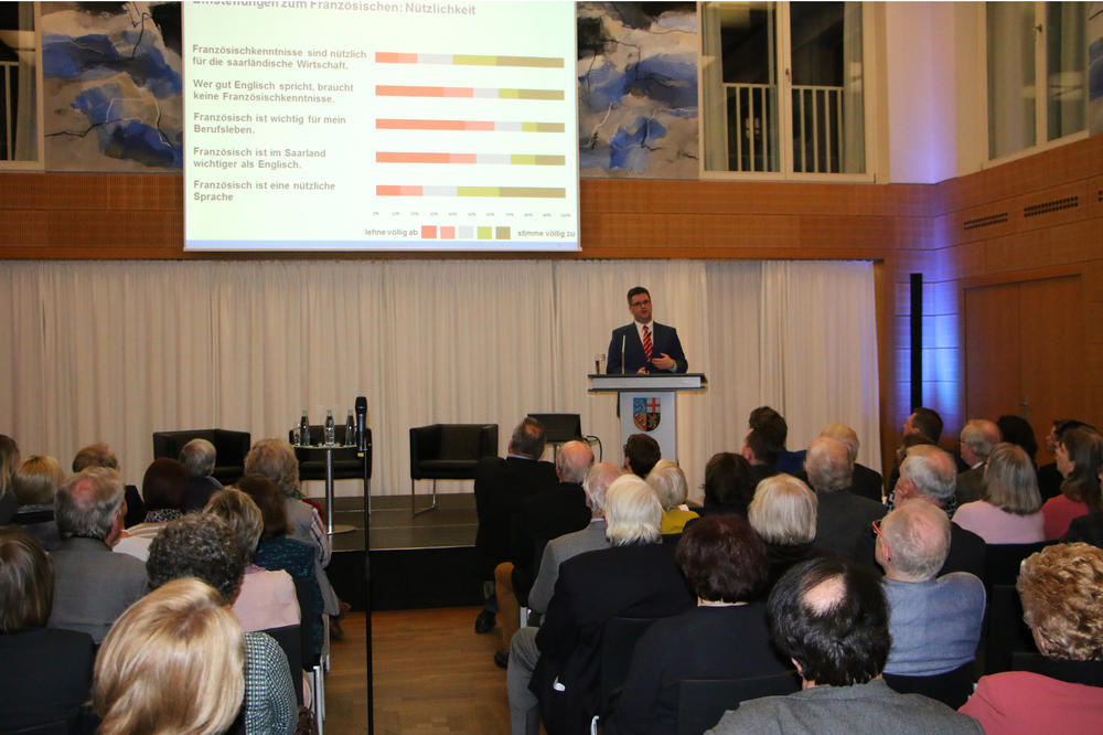 Phlipp Krämer, Linguist an der Freien Universität, stellte seine Studie in der saarländischen Landesvertretung vor.