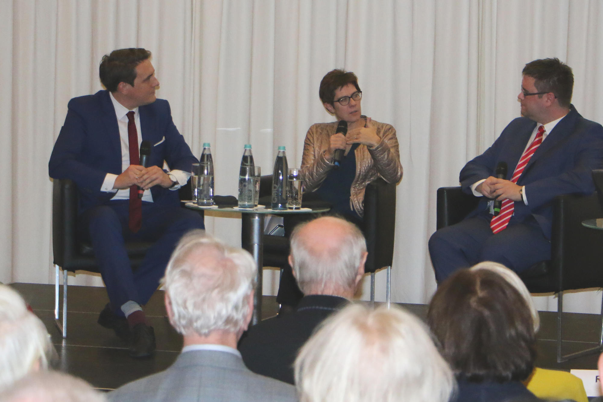 Diskussionsrunde mit Moritz Rödle (Saarländischer Rundfunk), Ministerpräsidentin Annegret Kramp-Karrenbauer und Philipp Krämer von der Freien Universität Berlin.