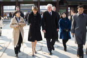 Bundespräsident Frank-Walter Steinmeier und seine Ehefrau Elke Büdenbender bei einem Rundgang mit Koreanistik-Professorin Eun-Jeung Lee ...
