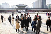 ... durch den Gyeongbokgung-Palast in Seoul. Der Name bedeutet „strahlende Glückseligkeit“. Gyeongbokgung, im Jahr 1395 fertiggestellt, ist der erste und größte von fünf Palästen, die im Korea der Joseon-Dynastie errichtet wurden.