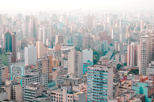 São Paulo ist das wichtigste Wirtschafts-, Finanz- und Kulturzentrum Brasiliens. Hier leben mehr als zwölf Millionen Menschen aus rund 100 verschiedenen Ethnien zusammen.