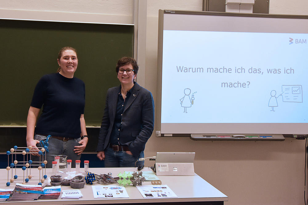 Lea Dämpfling, Leiterin des Schülerinnenprojekts NATürlich und Franziska Emmerling, die für diesen Abend eingeladene Referentin