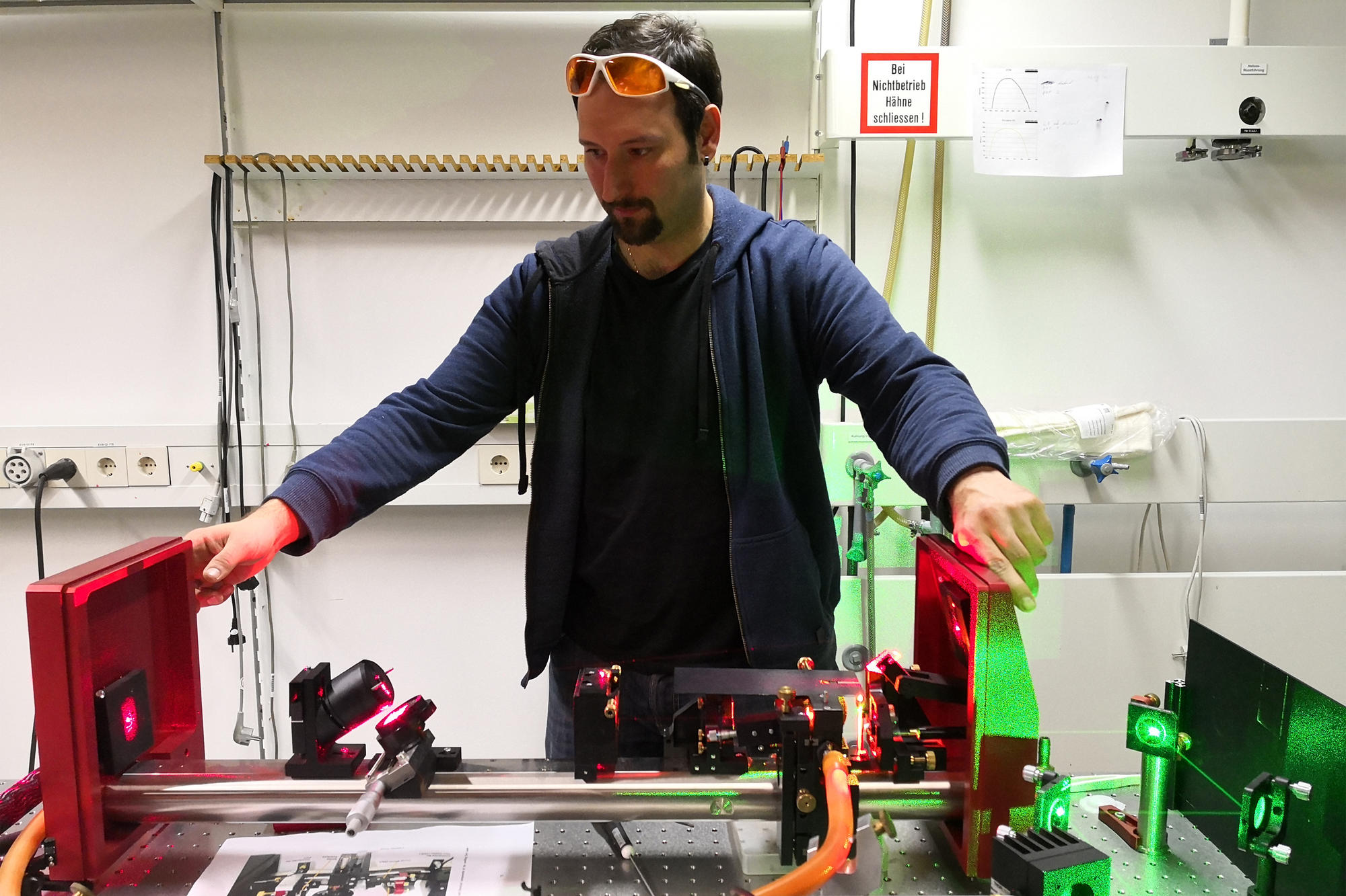 Postdoktorand Patryk Kusch – hier vor dem Messlaser der Freien Universität – recherchierte mit dem Forscher-Alumni-Stipendium an der Universidade Federal de Minas Gerais in Brasilien.