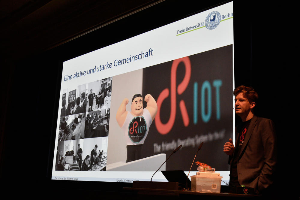 Informatikprofessor Matthias Wählisch vermittelte Basiswissen zu IoT und stellte „RIOT“ vor, ein Betriebsprogramm für smarte Geräte, das er mit seinem Team entwickelt hat.