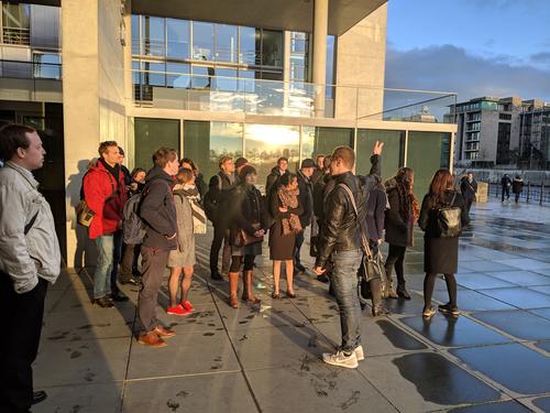 Den ersten Konferenztag schlossen die Teilnehmerinnen und Teilnehmer mit einer Führung durch den Regierungsbezirk und einem Essen im Restaurant in der Reichstagskuppel ab.