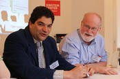 Professor Michael Barrett von der Judge Business School der University of Cambridge (links) und Professor Brian Pentland von Broad College of Business der Michigan State University (rechts) kamen zur Konferenz nach Berlin.