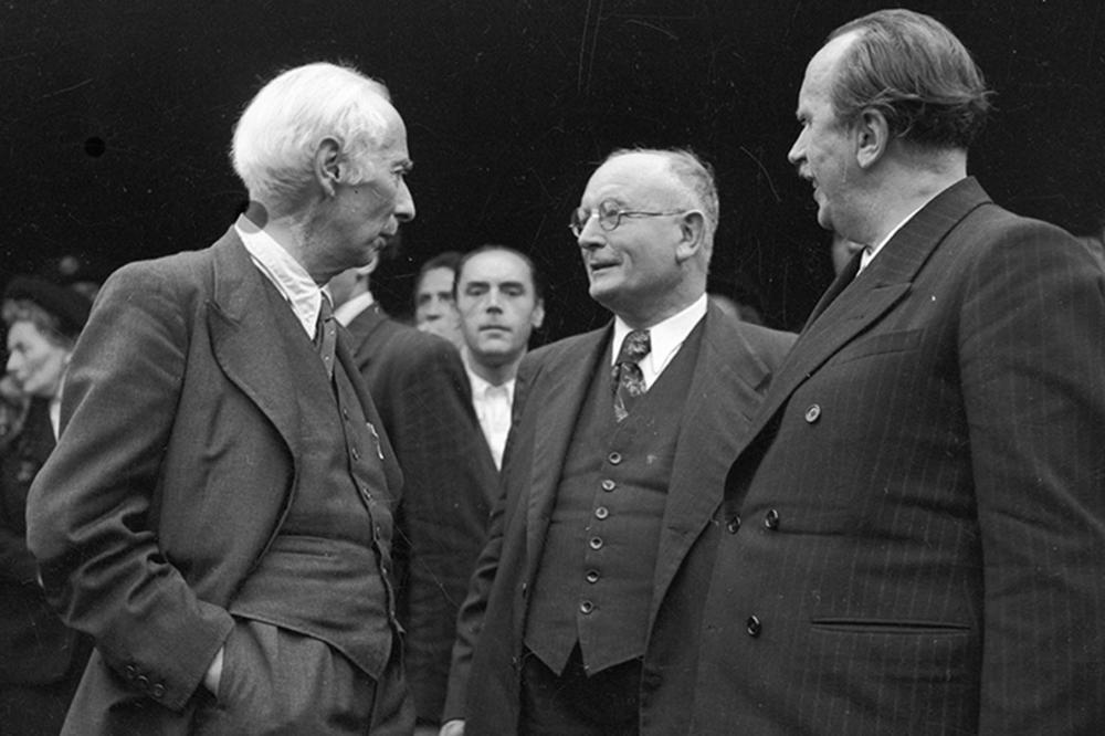 Einer der Grundgesetz-„Väter“: Fritz Eberhard (r.), später Leiter des Instituts für Publizistik der Freien Universität, mit Landtagspräsident von Württemberg-Hohenzollern K. Gengler (CDU) und FDP-Politiker Th. Heuss (l.) am 23. Mai 1949 in Bonn.