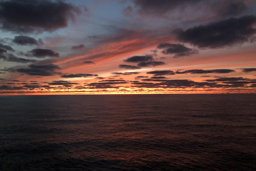 Den besten Blick hat man vom hochgelegenen Peildeck: Sonnenuntergang über dem Pazifik.
