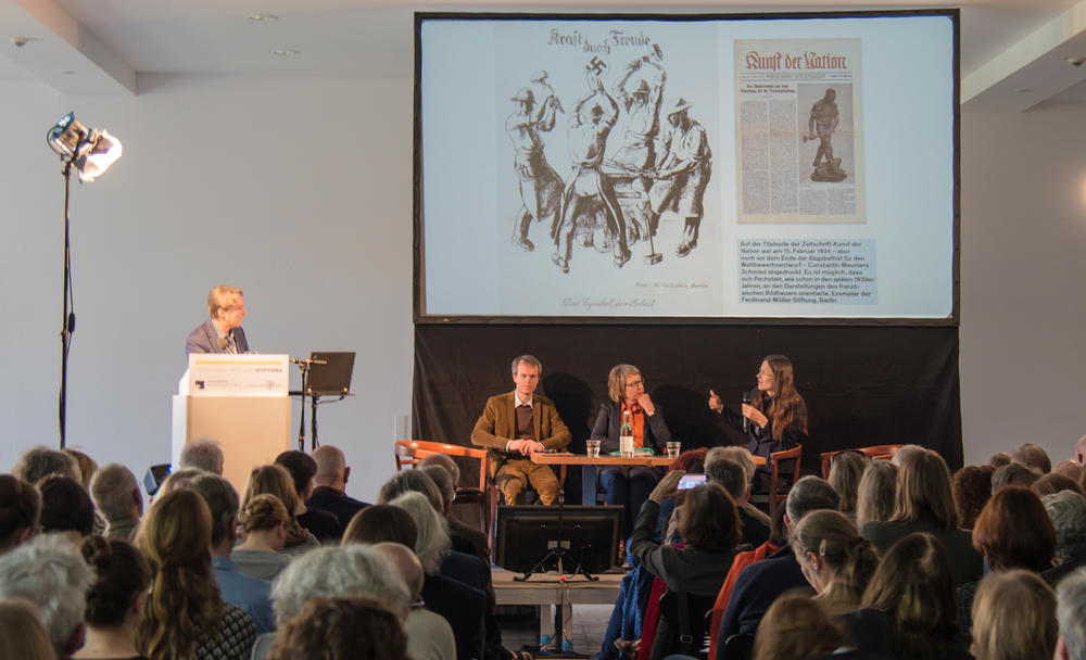 Wie man Kunst, die zur Zeit des Nationalsozialismus enstanden ist, differenziert ausstellen kann, diskutierten Dieter Scholz, Bernhard Fulda, Meike Hoffmann und Aya Soika (v.l.n.r.).