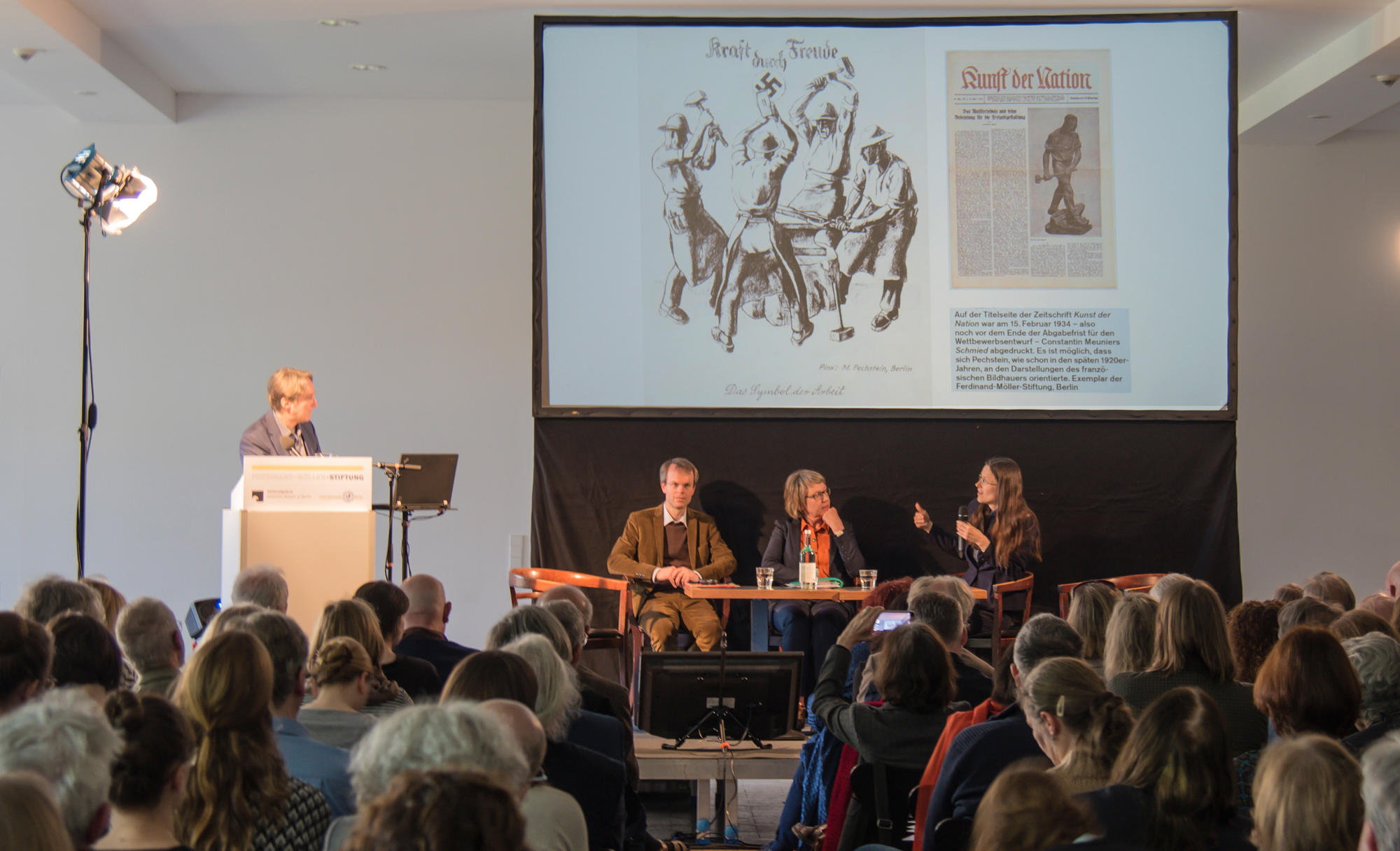 Wie man Kunst, die zur Zeit des Nationalsozialismus enstanden ist, differenziert ausstellen kann, diskutierten Dieter Scholz, Bernhard Fulda, Meike Hoffmann und Aya Soika (v.l.n.r.).