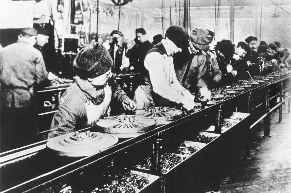 Mit der Industrialisierung kommt Tempo in die Produktion: Das erste Fließband der Welt lief im Jahr 1911 bei Ford.