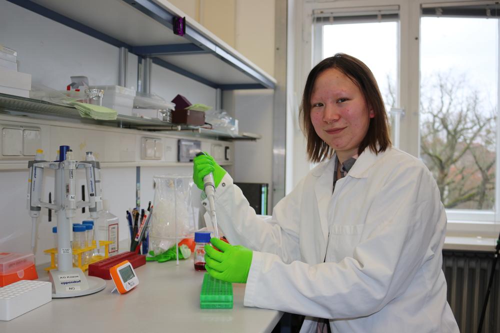 Seit einem Jahr forscht Nadine Großmann an der Freien Universität zur seltenen genetischen Erkrankung FOP.