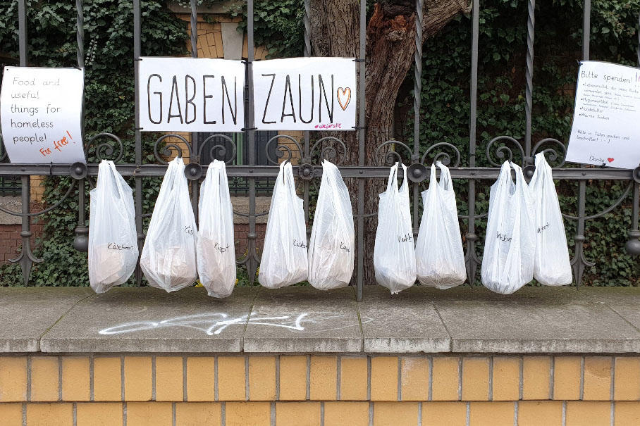 Neue Formen der Unterstützung: Während des Lockdowns waren an Gabenzäunen Tüten mit Lebensmitteln angebracht.