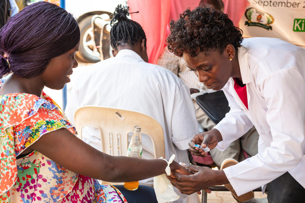 Gegen den Mangel: In den Krankenhäusern der ugandischen Stadt Kampala fehlen häufig Blutkonserven. Das Bild zeigt eine Frau in einer behelfsmäßig eingerichteten Station beim Blutspenden.