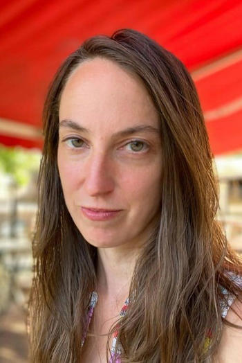 Lindsey Drury forscht als Tanzwissenschaftlerin am Exzellenzcluster Temporal Communities zu kolonialer Unterdrückung des indigenen Tanzes.