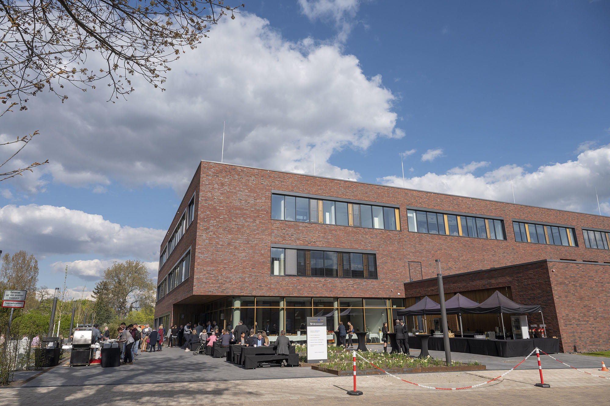 Vor dem neuen Gebäude in der Robert-von-Ostertag-Str. 8 wurde mit vielen Gästen bei schönstem Wetter gefeiert.