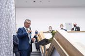 Prof. Dr. Dr. h.c. mult. Lothar H. Wieler, Präsident des Robert-Koch-Instituts, forschte und lehrte bis 2015 am Fachbereich Veterinärmedizin. Er wurde mit der Goldenen Ehrennadel der Freien Universität ausgezeichnet.
