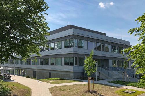 Außenansicht des dreistöckigen SupraFAB-Gebäudes